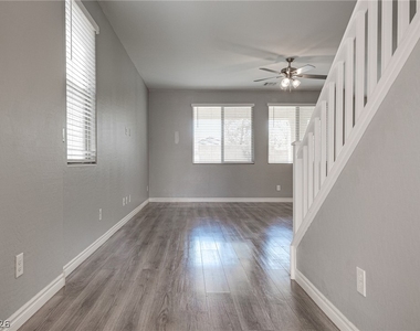 12321 Silvana Street - Photo Thumbnail 4