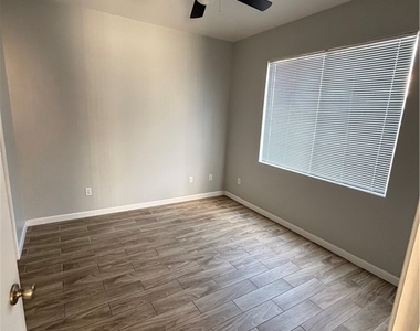 9050 W Warm Springs Road - Photo Thumbnail 4