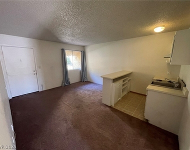 1303 Darlene Way - Photo Thumbnail 6