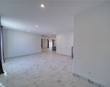 3821 E Weld Avenue - Photo Thumbnail 6