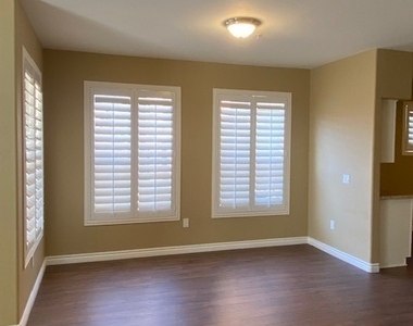 3975 N Hualapai Way - Photo Thumbnail 4