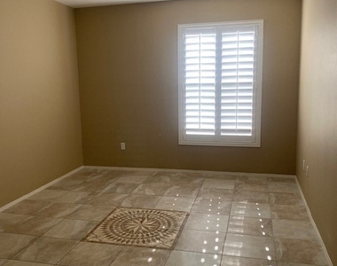3975 N Hualapai Way - Photo Thumbnail 9