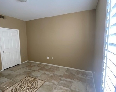 3975 N Hualapai Way - Photo Thumbnail 11