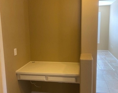 3975 N Hualapai Way - Photo Thumbnail 12