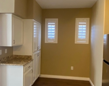 3975 N Hualapai Way - Photo Thumbnail 7