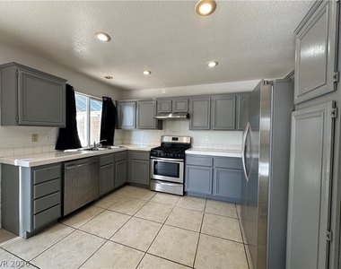 8275 Cedar Leaf Drive - Photo Thumbnail 7