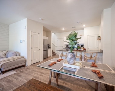 530 Gloster Avenue - Photo Thumbnail 12
