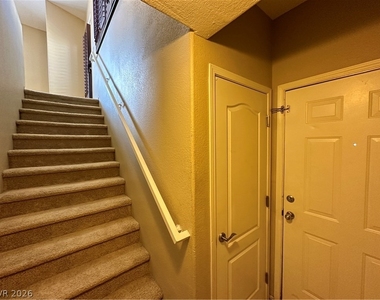 1621 Queen Victoria Street - Photo Thumbnail 3