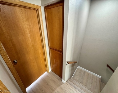 7048 Burcot Avenue - Photo Thumbnail 12