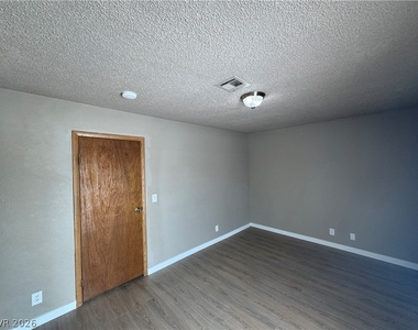 7048 Burcot Avenue - Photo Thumbnail 20