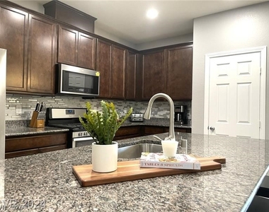 2828 Aragon Terrace Way - Photo Thumbnail 8