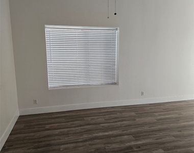 8641 Toscana Lane - Photo Thumbnail 4