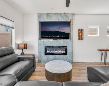 372 Monique Springs Street - Photo Thumbnail 4