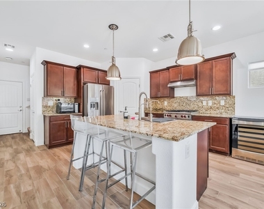 372 Monique Springs Street - Photo Thumbnail 7