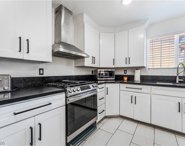 9005 Feather River Court - Photo Thumbnail 13