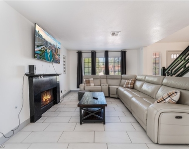 9005 Feather River Court - Photo Thumbnail 7