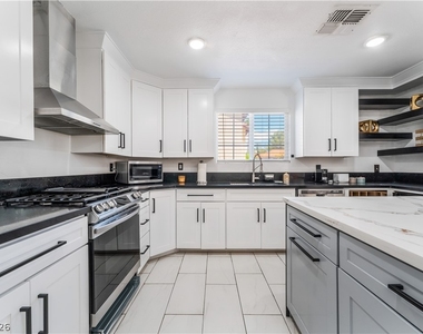9005 Feather River Court - Photo Thumbnail 12