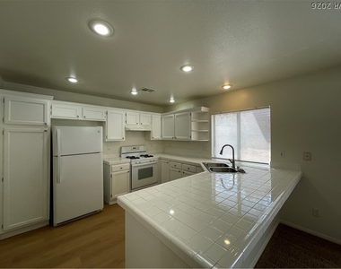 1517 Cross Country Street - Photo Thumbnail 5