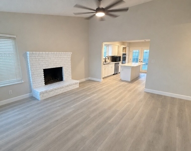8913 Torcello Drive - Photo Thumbnail 4