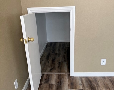 2716 Baycliff Court - Photo Thumbnail 9