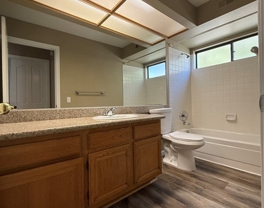 2716 Baycliff Court - Photo Thumbnail 12