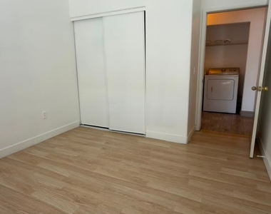 2050 N Los Feliz Street - Photo Thumbnail 16