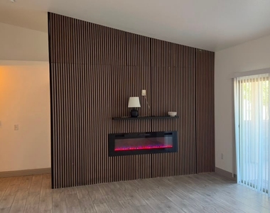 2050 N Los Feliz Street - Photo Thumbnail 3