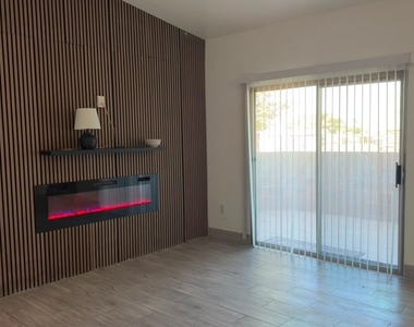 2050 N Los Feliz Street - Photo Thumbnail 4
