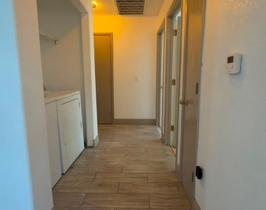2050 N Los Feliz Street - Photo Thumbnail 22