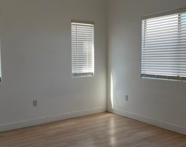 2050 N Los Feliz Street - Photo Thumbnail 12