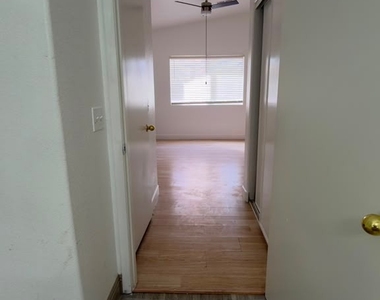 2050 N Los Feliz Street - Photo Thumbnail 21
