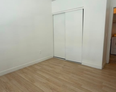 2050 N Los Feliz Street - Photo Thumbnail 15