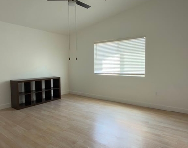 2050 N Los Feliz Street - Photo Thumbnail 17