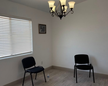 2050 N Los Feliz Street - Photo Thumbnail 5