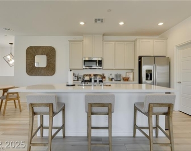 600 N Carriage Hill Drive - Photo Thumbnail 10