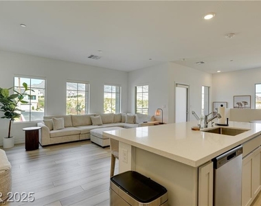 600 N Carriage Hill Drive - Photo Thumbnail 6