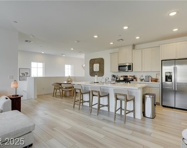 600 N Carriage Hill Drive - Photo Thumbnail 7