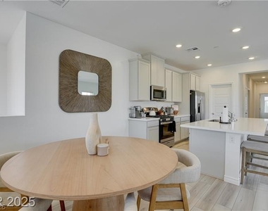 600 N Carriage Hill Drive - Photo Thumbnail 9