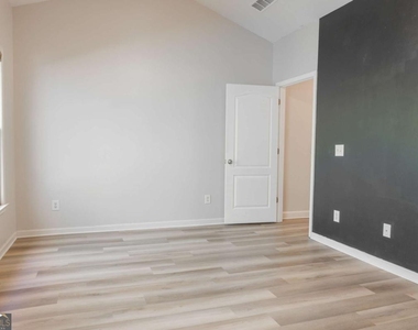 1232 Harris Commons Place - Photo Thumbnail 14