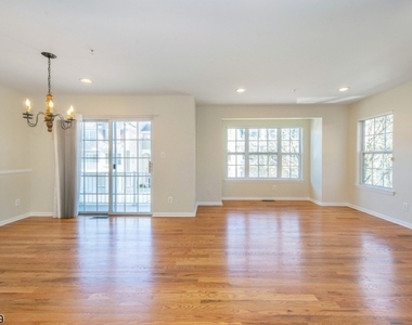 102 Lakeview Ct - Photo Thumbnail 4