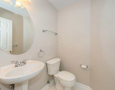 102 Lakeview Ct - Photo Thumbnail 9