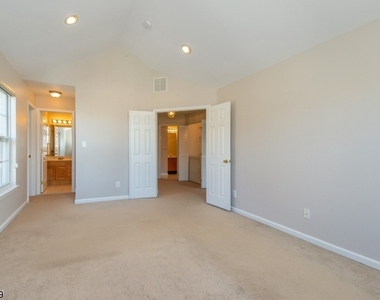 102 Lakeview Ct - Photo Thumbnail 19