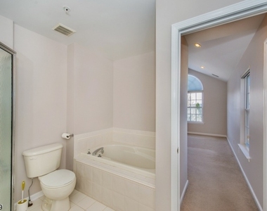 102 Lakeview Ct - Photo Thumbnail 18