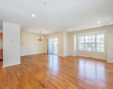 102 Lakeview Ct - Photo Thumbnail 3