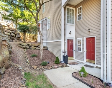 102 Lakeview Ct - Photo Thumbnail 1