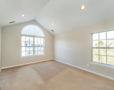 102 Lakeview Ct - Photo Thumbnail 15