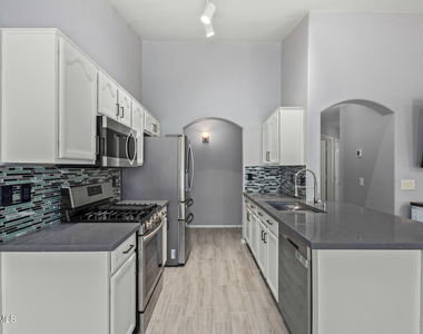983 E Palomino Way - Photo Thumbnail 12