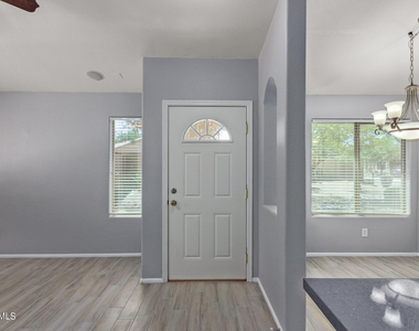 983 E Palomino Way - Photo Thumbnail 3