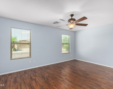 983 E Palomino Way - Photo Thumbnail 13