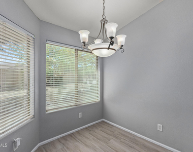 983 E Palomino Way - Photo Thumbnail 8